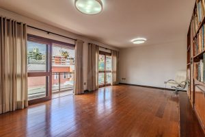 Apartamento à venda com 160m², 3 dormitórios, 1 suíte, 1 vaga no bairro Menino Deus em Porto Alegre - Foto 2