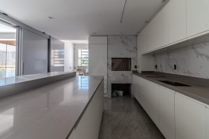 Casa à venda com 387m², 3 dormitórios, 2 suítes, 3 vagas no bairro Três Figueiras em Porto Alegre - Foto 17