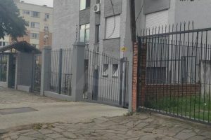 Apartamento à venda com 58m², 2 dormitórios, 1 vaga no bairro Vila Ipiranga em Porto Alegre - Foto 2