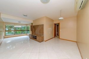 Apartamento à venda com 100m², 3 dormitórios, 1 suíte, 2 vagas no bairro Moinhos de Vento em Porto Alegre - Foto 2