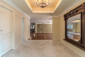 Casa com 720m², 6 dormitórios, 5 suítes, 5 vagas no bairro Três Figueiras em Porto Alegre - Foto 2