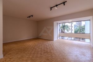 Apartamento à venda com 120m², 3 dormitórios, 1 suíte, 2 vagas no bairro Petrópolis em Porto Alegre - Foto 2