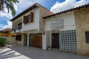 Casa à venda com 238m², 4 dormitórios, 1 suíte, 7 vagas no bairro Menino Deus em Porto Alegre - Foto 2