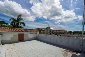 Casa à venda com 238m², 4 dormitórios, 1 suíte, 7 vagas no bairro Menino Deus em Porto Alegre - Foto 9