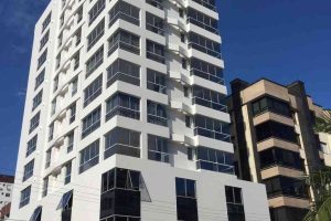 Apartamento à venda com 97m², 2 dormitórios, 1 suíte, 1 vaga no bairro Centro em Capão da Canoa - Foto 3