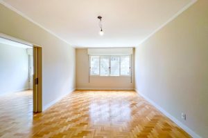 Apartamento à venda com 226m², 4 dormitórios, 1 suíte, 1 vaga no bairro Moinhos de Vento em Porto Alegre - Foto 2