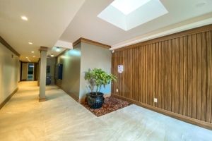 Apartamento à venda com 66m², 2 dormitórios, 1 suíte, 1 vaga no bairro Menino Deus em Porto Alegre - Foto 2