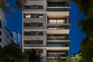 Apartamento à venda com 72m², 2 dormitórios, 1 suíte, 2 vagas no bairro Petrópolis em Porto Alegre - Foto 2