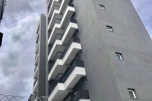Apartamento à venda com 108m², 2 dormitórios, 1 suíte, 1 vaga no bairro Menino Deus em Porto Alegre - Foto 2