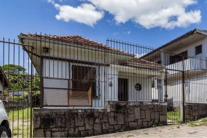 Casa à venda com 264m², 3 dormitórios, 1 suíte, 3 vagas no bairro Partenon em Porto Alegre - Foto 2