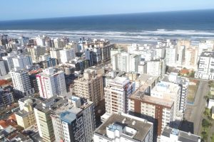 Apartamento à venda com 106m², 3 dormitórios, 1 suíte, 1 vaga no bairro Navegantes em Capão da Canoa - Foto 4