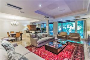 Casa em Condomínio com 420m², 4 dormitórios, 4 suítes, 3 vagas no bairro Três Figueiras em Porto Alegre - Foto 2