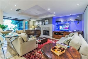 Casa em Condomínio com 420m², 4 dormitórios, 4 suítes, 3 vagas no bairro Três Figueiras em Porto Alegre - Foto 3