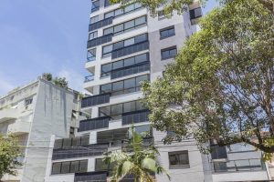 Apartamento à venda com 169m², 3 dormitórios, 1 suíte, 4 vagas no bairro Petrópolis em Porto Alegre - Foto 2