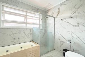 Casa em Condomínio à venda com 300m², 5 dormitórios, 2 suítes, 4 vagas no bairro Ipanema em Porto Alegre - Foto 17