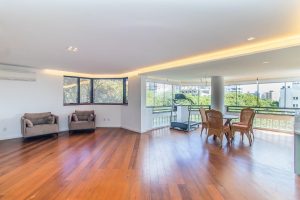 Apartamento à venda com 170m², 3 dormitórios, 3 suítes, 2 vagas no bairro Moinhos de Vento em Porto Alegre - Foto 2