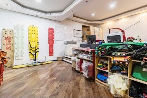 Casa à venda com 260m², 3 dormitórios, 1 suíte, 6 vagas no bairro Partenon em Porto Alegre - Foto 3