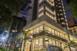 Apartamento à venda com 112m², 3 dormitórios, 3 suítes, 2 vagas no bairro Auxiliadora em Porto Alegre - Foto 2