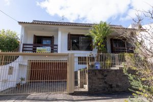 Casa com 313m², 4 dormitórios, 1 suíte, 3 vagas no bairro Jardim Planalto em Porto Alegre - Foto 2