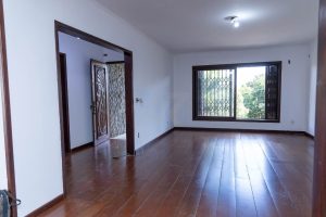 Casa com 313m², 4 dormitórios, 1 suíte, 3 vagas no bairro Jardim Planalto em Porto Alegre - Foto 4