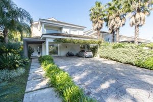 Casa em Condomínio à venda com 459m², 5 dormitórios, 5 suítes, 4 vagas no bairro Pedra Redonda em Porto Alegre - Foto 2