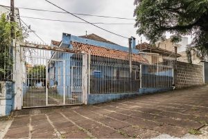 Casa à venda com 260m², 3 dormitórios, 1 suíte, 6 vagas no bairro Partenon em Porto Alegre - Foto 2