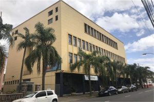 Casa à venda com 315m², 1 dormitório, 4 vagas no bairro São Geraldo em Porto Alegre - Foto 4