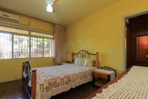 Casa à venda com 330m², 7 dormitórios, 1 suíte, 6 vagas no bairro Nonoai em Porto Alegre - Foto 3