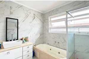 Casa em Condomínio à venda com 300m², 5 dormitórios, 2 suítes, 4 vagas no bairro Ipanema em Porto Alegre - Foto 16