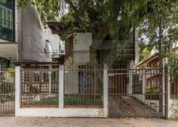 Casa com 340m², 5 dormitórios, 3 vagas no bairro Mont Serrat em Porto Alegre