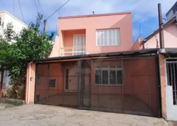 Casa com 240m², 4 dormitórios, 3 suítes, 2 vagas no bairro Floresta em Porto Alegre
