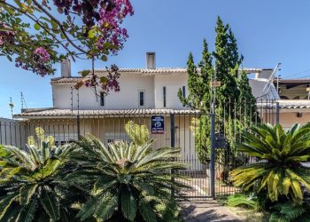 Casa à venda com 387m², 3 dormitórios, 2 suítes, 3 vagas no bairro Três Figueiras em Porto Alegre