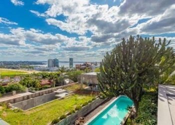 Casa com 360m², 4 dormitórios, 4 suítes, 4 vagas no bairro Cristal em Porto Alegre