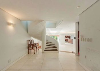 Casa com 360m², 4 dormitórios, 4 suítes, 4 vagas no bairro Cristal em Porto Alegre