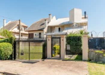 Casa à venda com 410m², 3 dormitórios, 1 suíte, 4 vagas no bairro Chácara das Pedras em Porto Alegre