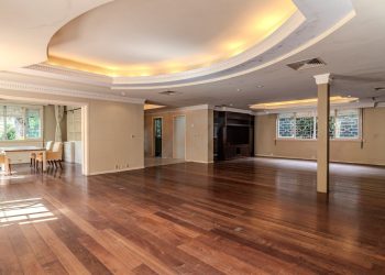 Casa com 720m², 6 dormitórios, 5 suítes, 5 vagas no bairro Três Figueiras em Porto Alegre