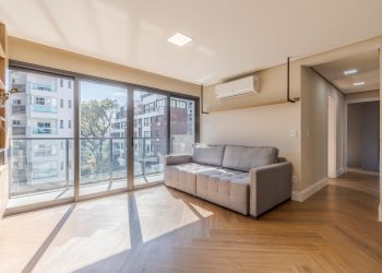 Apartamento com 103m², 3 dormitórios, 1 suíte, 2 vagas no bairro Floresta em Porto Alegre