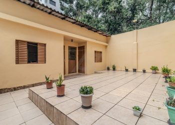 Casa com 200m², 3 dormitórios, 1 suíte, 3 vagas no bairro Auxiliadora em Porto Alegre