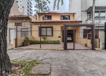 Casa com 200m², 3 dormitórios, 1 suíte, 3 vagas no bairro Auxiliadora em Porto Alegre