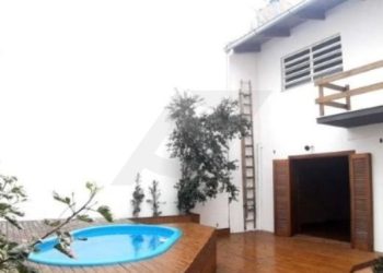 Casa com 242m², 3 dormitórios, 1 suíte, 4 vagas no bairro Santana em Porto Alegre