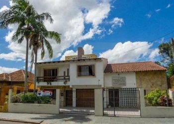 Casa à venda com 238m², 4 dormitórios, 1 suíte, 7 vagas no bairro Menino Deus em Porto Alegre