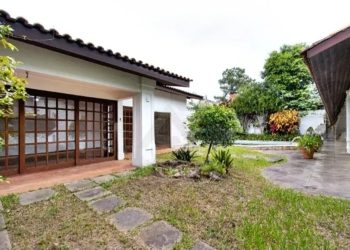 Casa com 300m², 3 dormitórios, 2 suítes, 2 vagas no bairro Três Figueiras em Porto Alegre