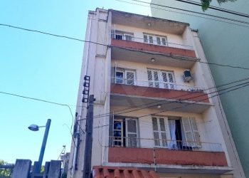 Apartamento à venda com 35m², 10 dormitórios no bairro Floresta em Porto Alegre