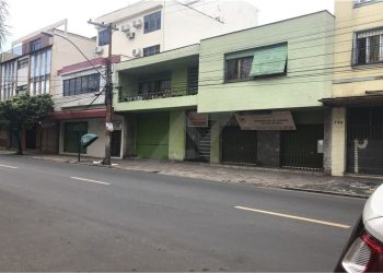 Casa à venda com 315m², 1 dormitório, 4 vagas no bairro São Geraldo em Porto Alegre