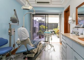 Salas/Conjuntos à venda com 57m², 1 vaga no bairro Petrópolis em Porto Alegre