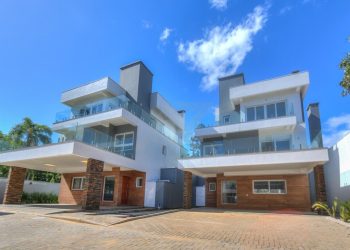 Casa em Condomínio à venda com 300m², 3 dormitórios, 3 suítes, 3 vagas no bairro Ipanema em Porto Alegre