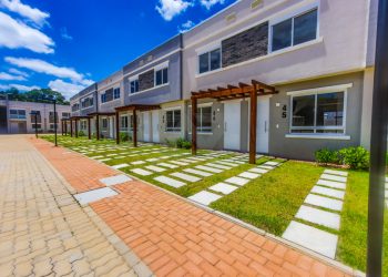 Casa em Condomínio à venda com 87m², 2 dormitórios, 1 vaga no bairro Vila Nova em Porto Alegre