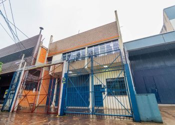 Pavilhão à venda com 580m², 6 vagas no bairro Navegantes em Porto Alegre