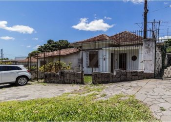 Casa à venda com 264m², 3 dormitórios, 1 suíte, 3 vagas no bairro Partenon em Porto Alegre