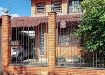 Casa com 216m², 3 dormitórios, 1 suíte, 2 vagas no bairro Partenon em Porto Alegre